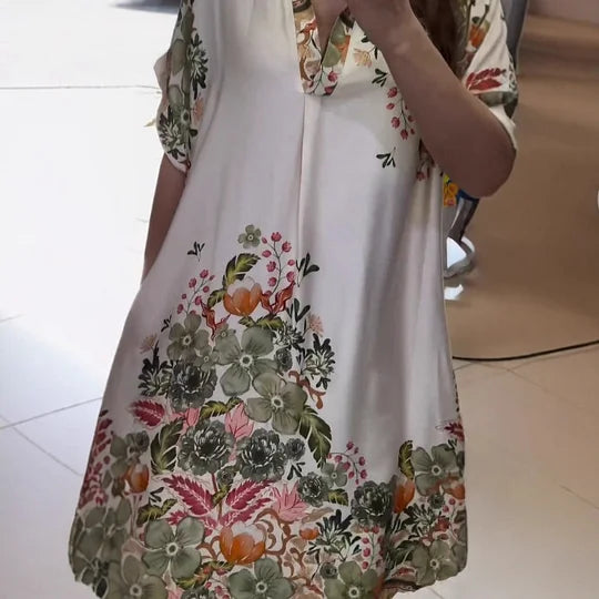 Elegantne naiste lühikeste varrukatega ja lillemustriga kleit