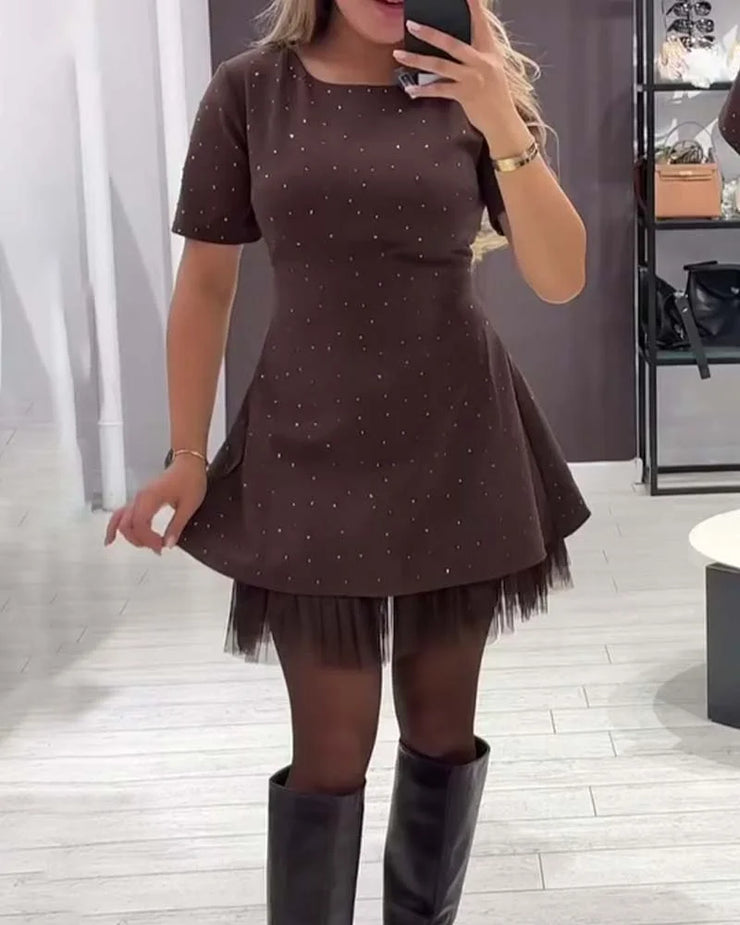 Elegantne kleit koos kaunistustega
