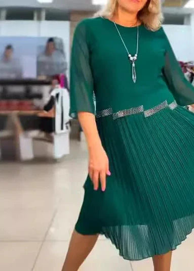 Naiste elegantne volditud ja hingav kleit