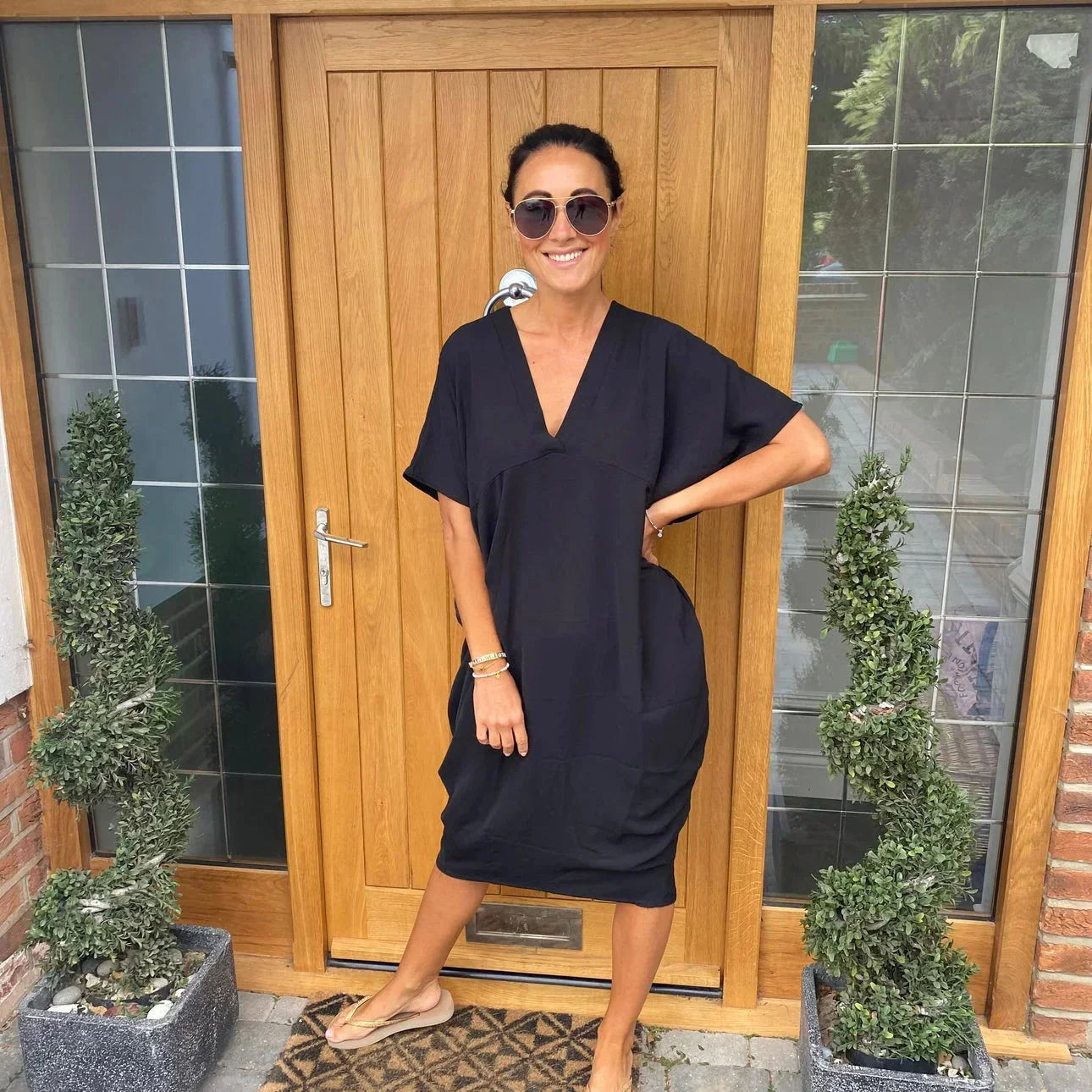 Elegantne ja stiilne kleit V-kaelusega