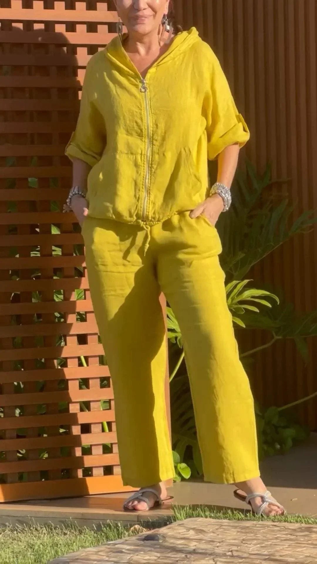 Kaheosaline puuvillast ja linasest ülikond kapuutsiga