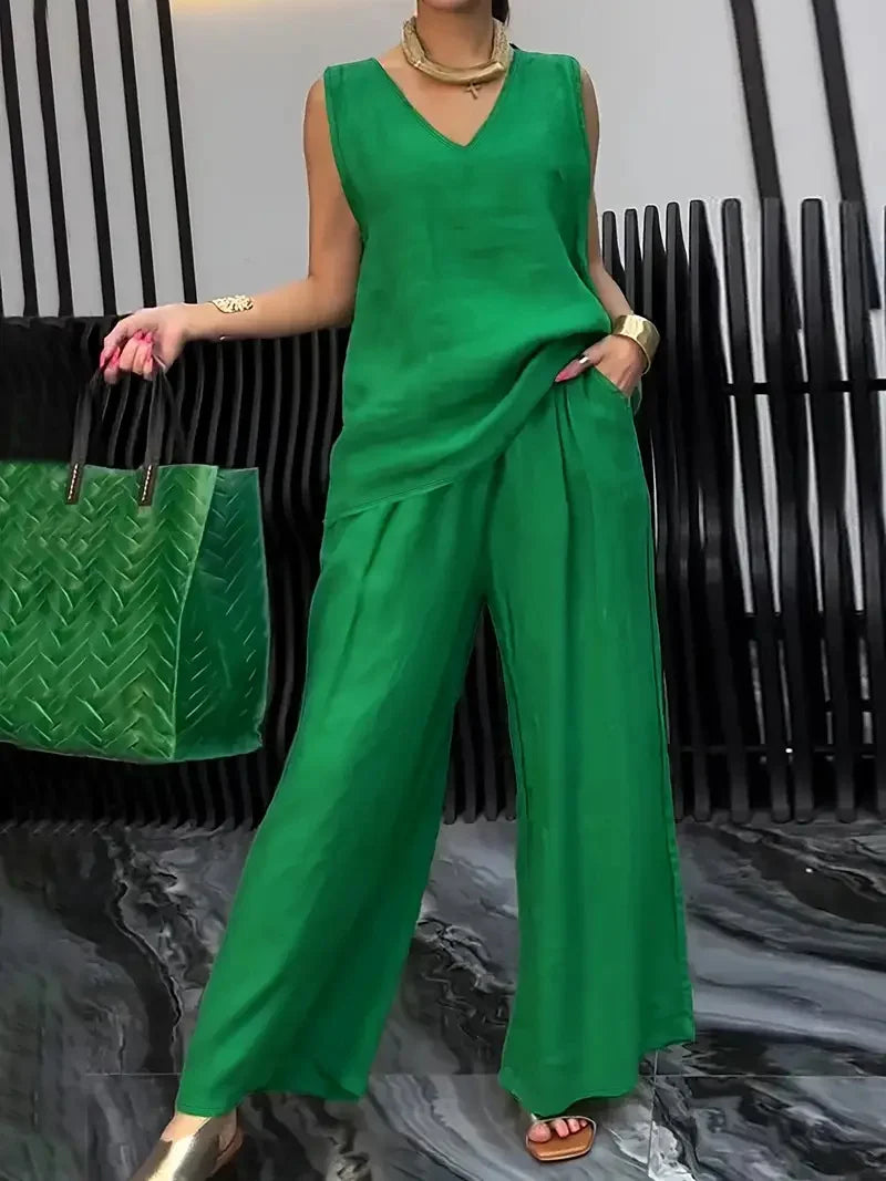 Varrukateta V-kaelusega pluus ja laiad püksid