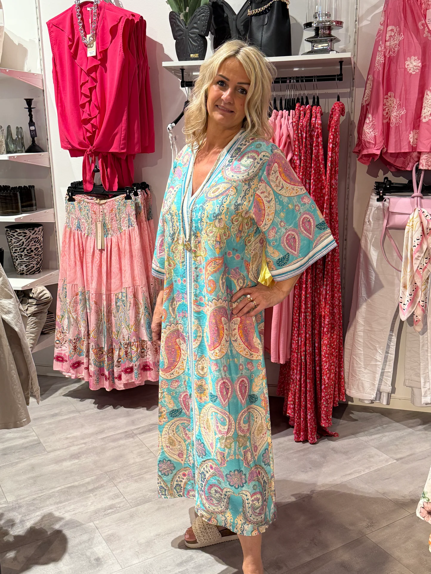 Uus kleit, elegantne ja mugav, kahes värvitoonis