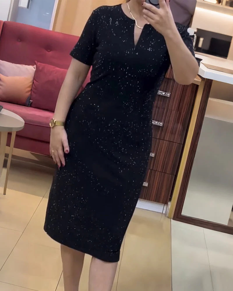 Moodne läikiv must kleit