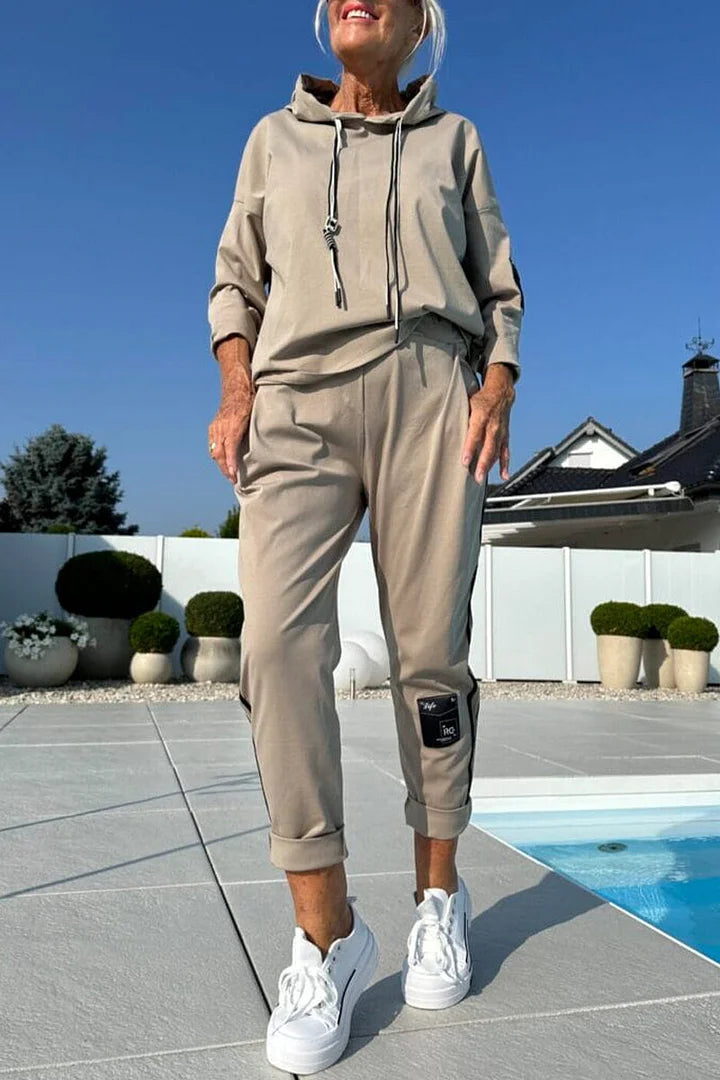 Naiste kapuutsiga kampsun koos triibuliste pükstega