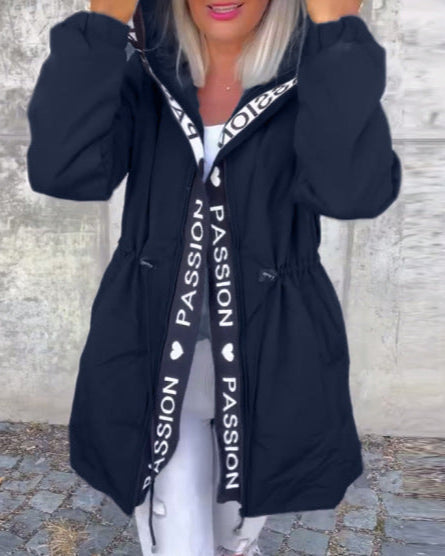 Sügisene soe jope koos tõmblukuga ja kapuutsiga