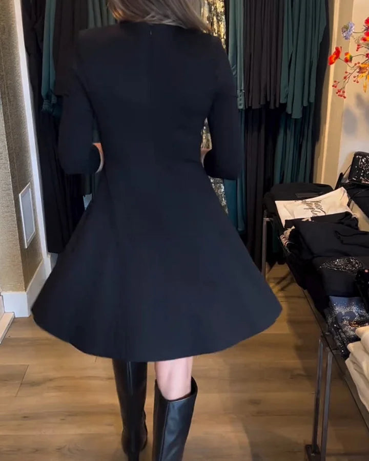 Pikkade varrukatega kleit lukuga