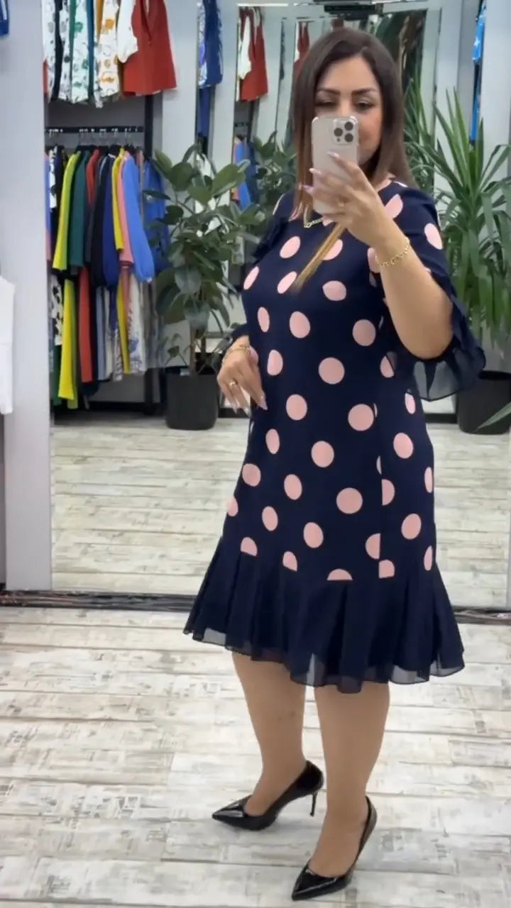 Uus moodne kleit, klassikalise disainiga, elegantne ja lihtne.