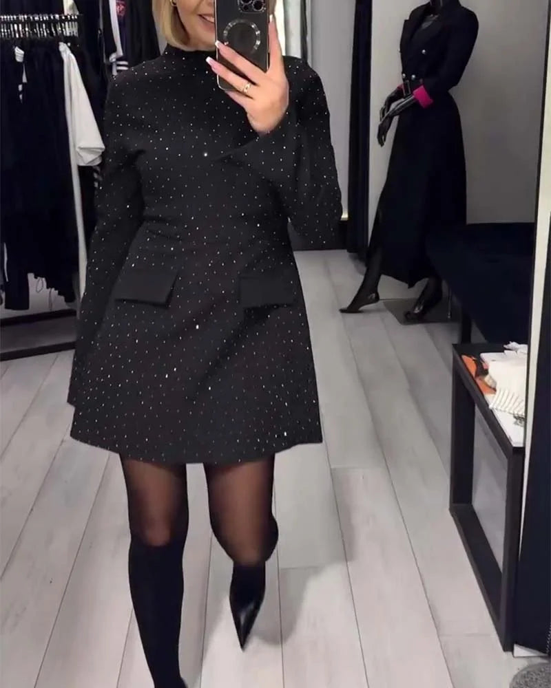 Elegantne, läikiv naiste kleit