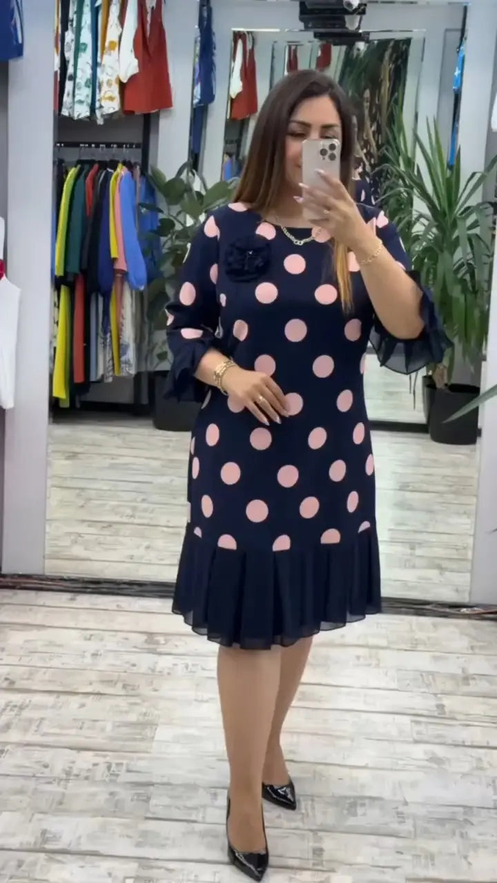 Uus moodne kleit, klassikalise disainiga, elegantne ja lihtne.