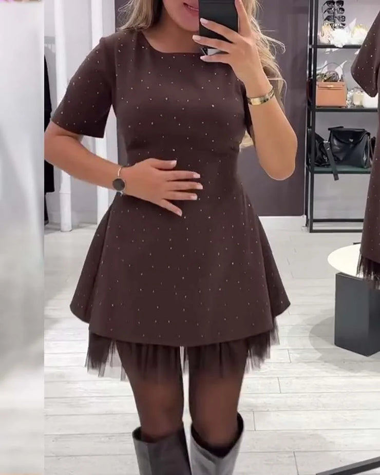 Elegantne kleit koos kaunistustega