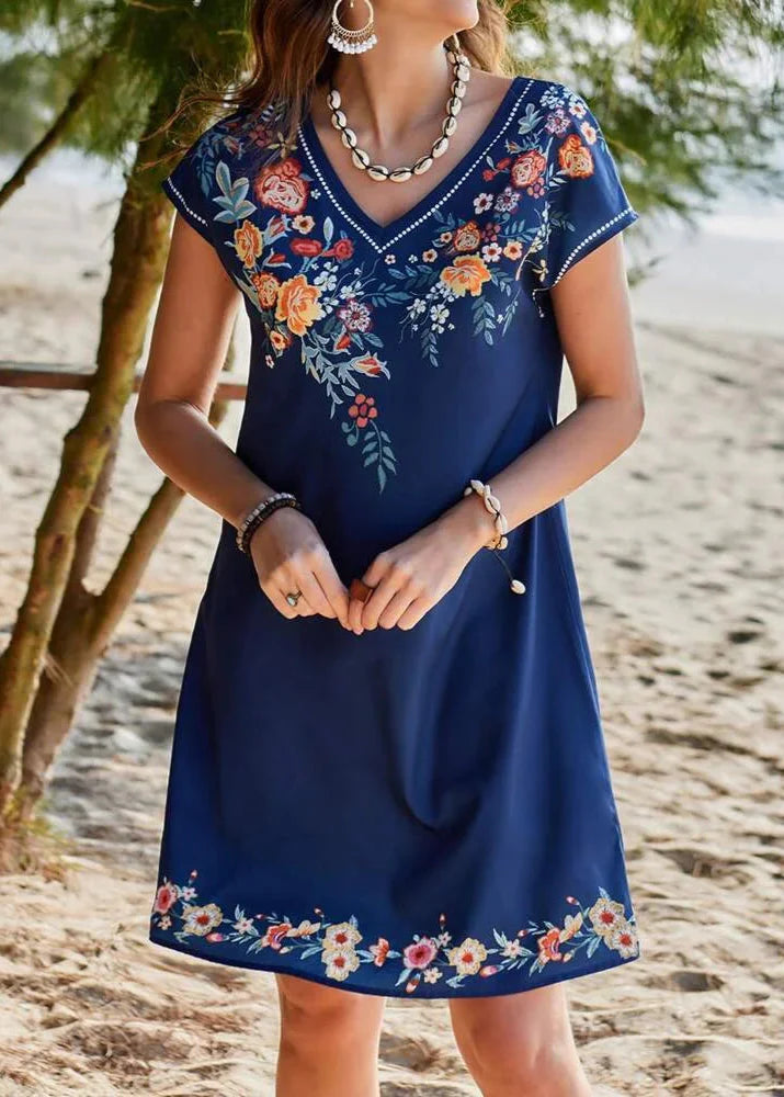 Naiste kleit mustritega ja V-kaelusega