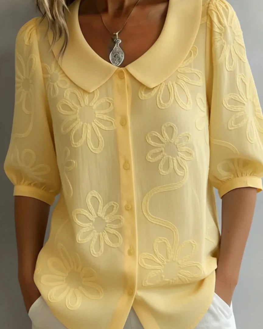 Püstkraega ja tikitud lilledega särk