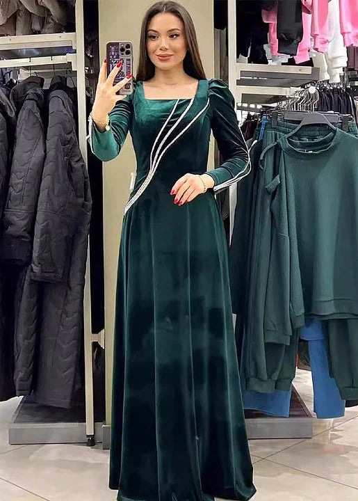 Elegantne pikk kleit, mis on kaunistatud strasskividega