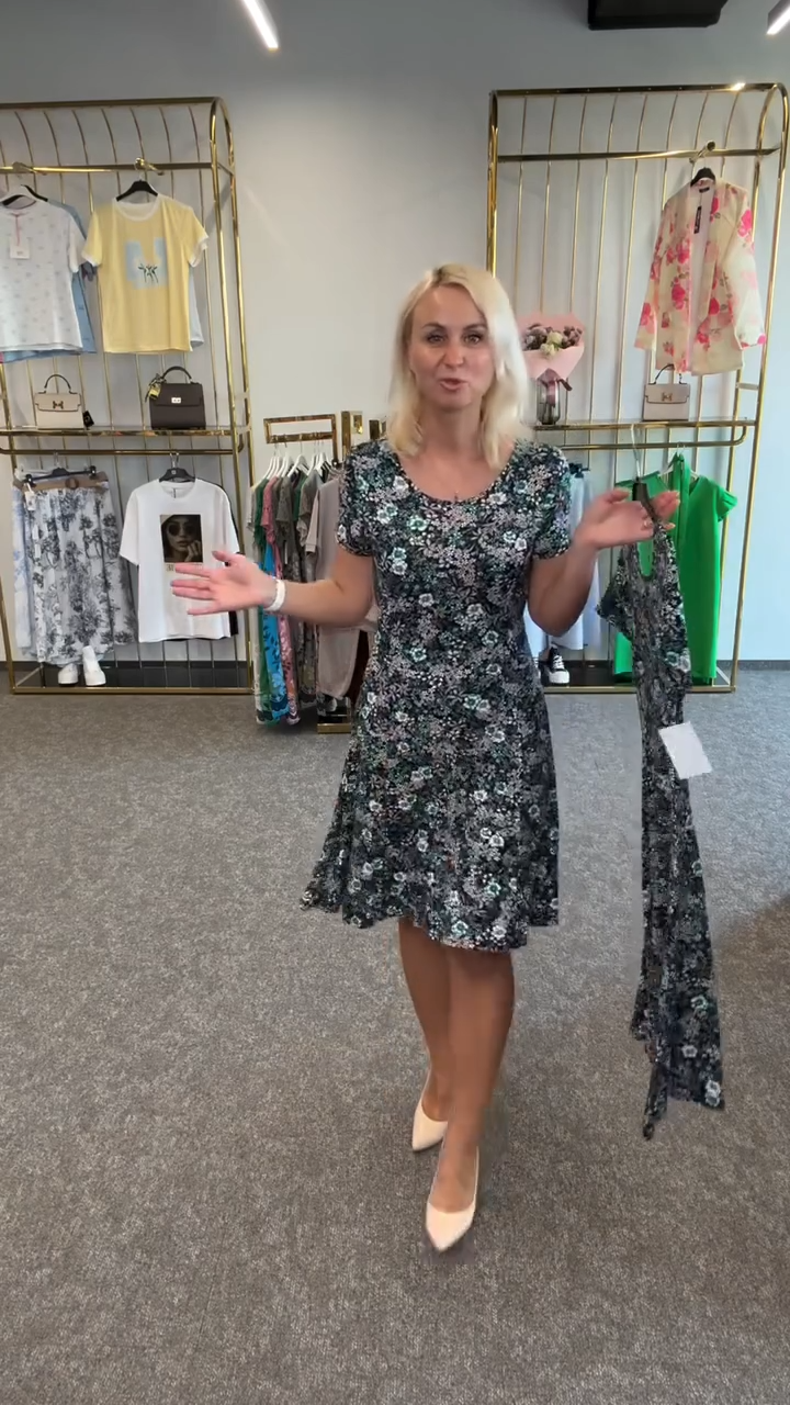 Juhusliku mustriga kleit