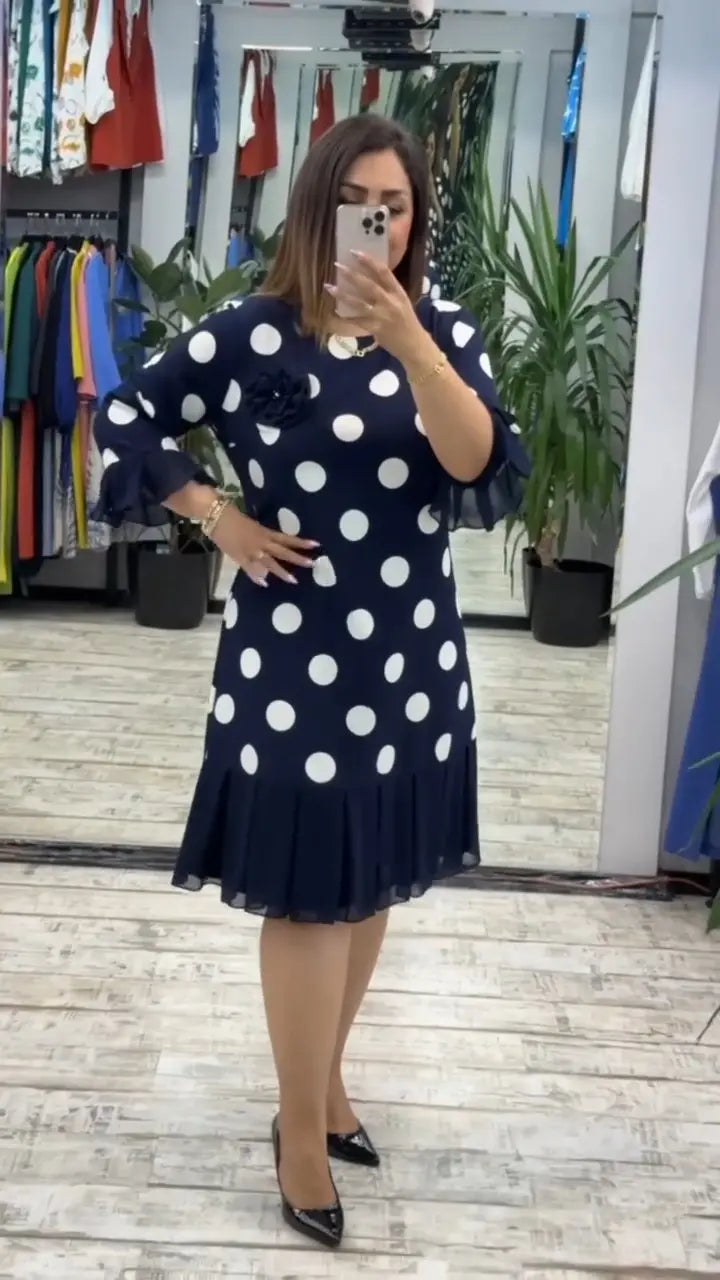 Uus moodne kleit, klassikalise disainiga, elegantne ja lihtne.