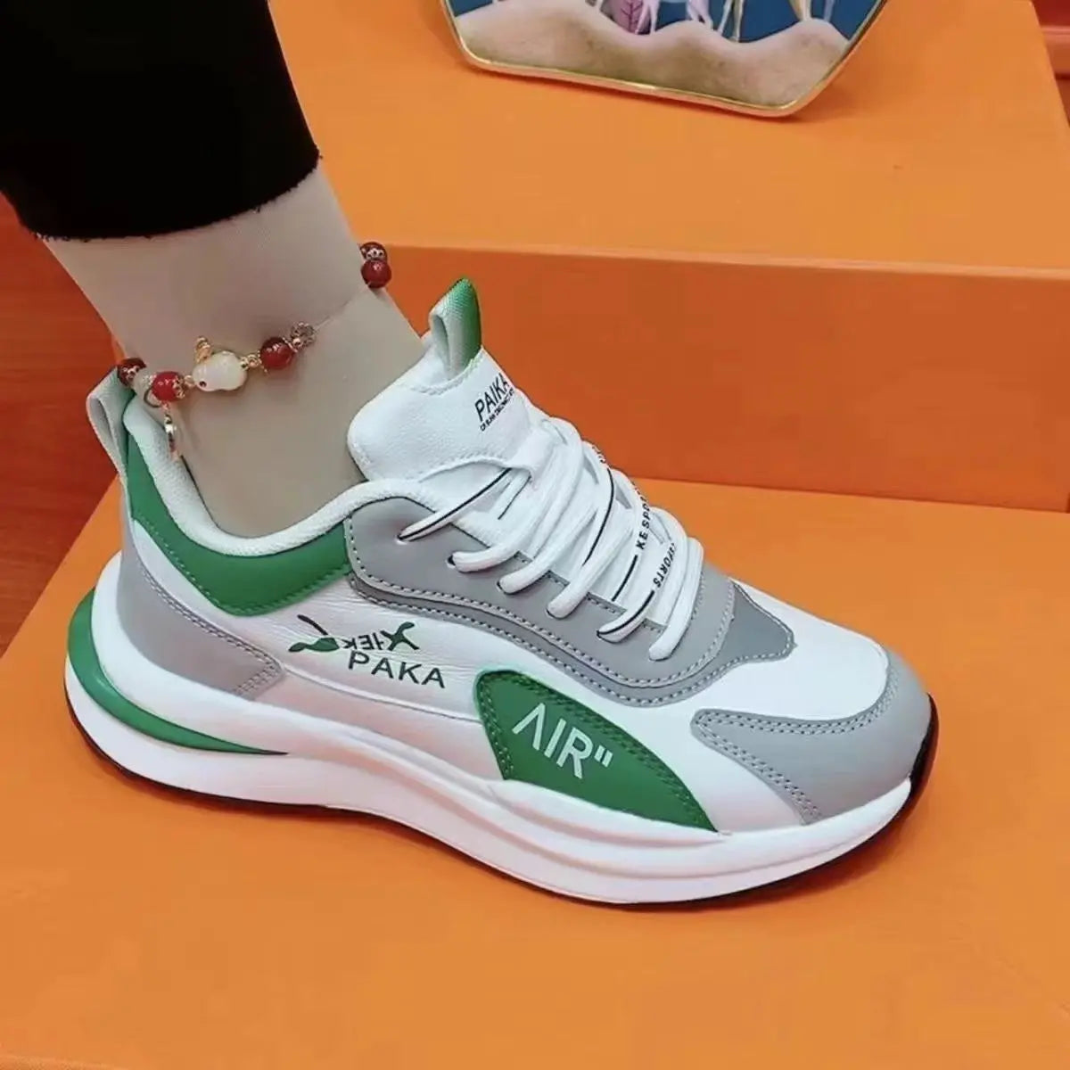 Naiste kevadised tossud