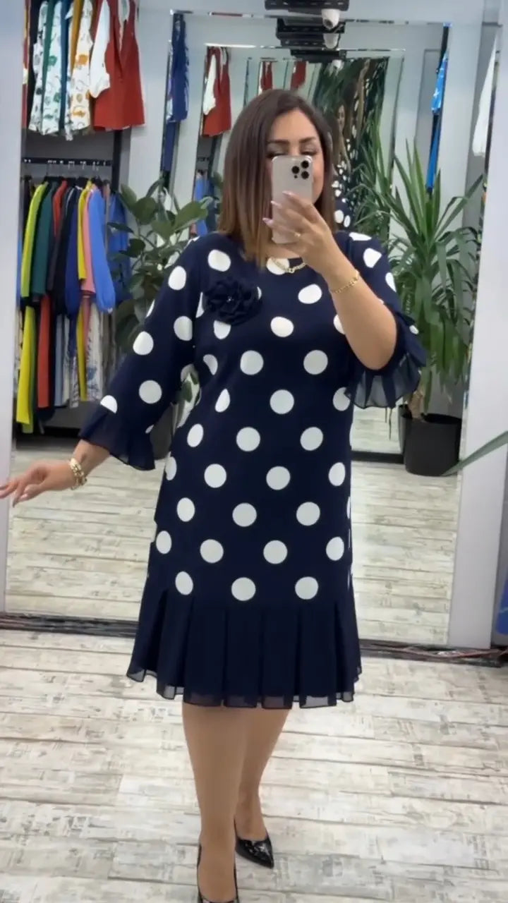 Uus moodne kleit, klassikalise disainiga, elegantne ja lihtne.